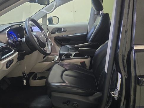 Used 2023 Chrysler Pacifica Touring-L FWD image 12