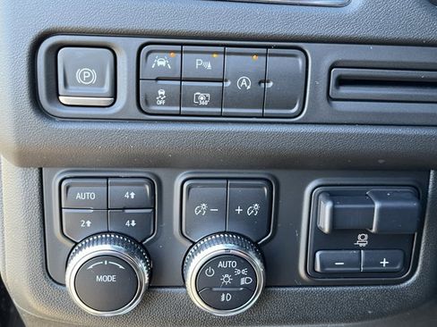 Used 2024 GMC Yukon SLT w/ SLT Luxury Package image 30