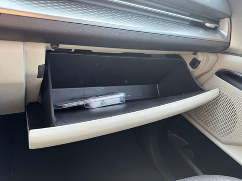 Used 2024 Kia Carnival LX image 31