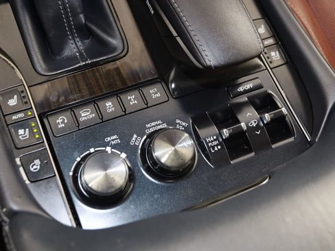 Used 2020 Lexus LX 570 4WD w/ Luxury Package image 30