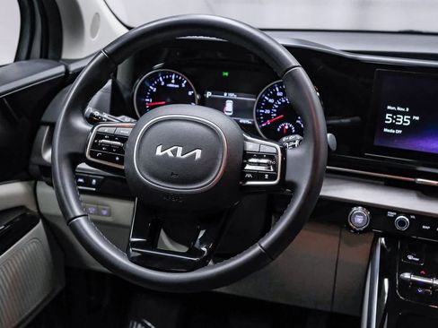 Used 2024 Kia Carnival EX image 18