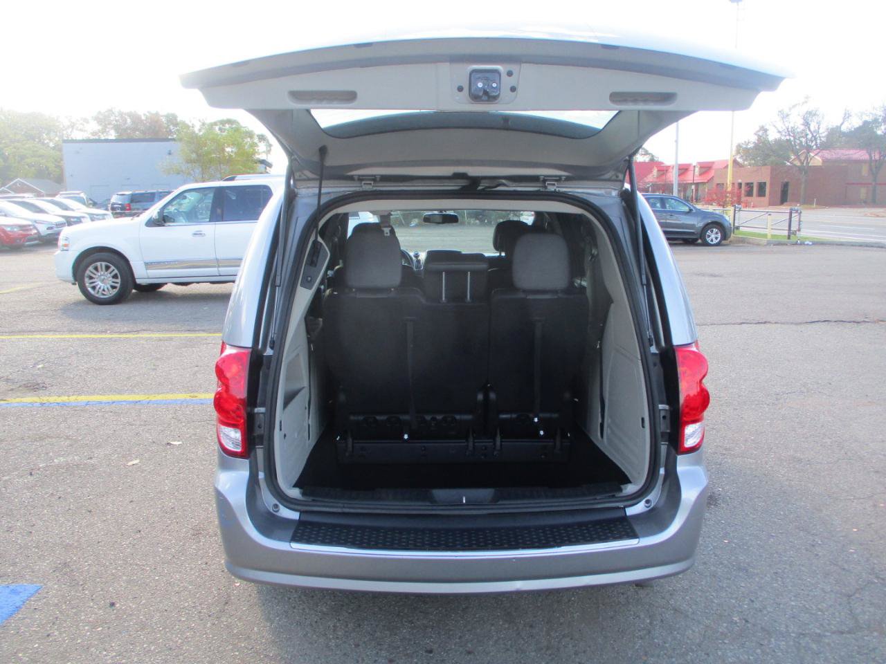 Used 2016 Dodge Grand Caravan SXT FWD image 6