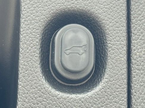 Used 2018 GMC Yukon SLT w/ Premium Edition image 28