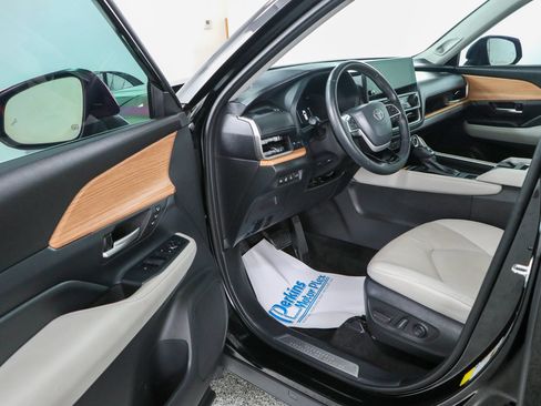 Used 2025 Toyota Grand Highlander AWD Hybrid image 3