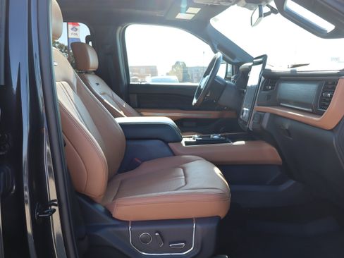 Used 2024 Ford Expedition Platinum image 16