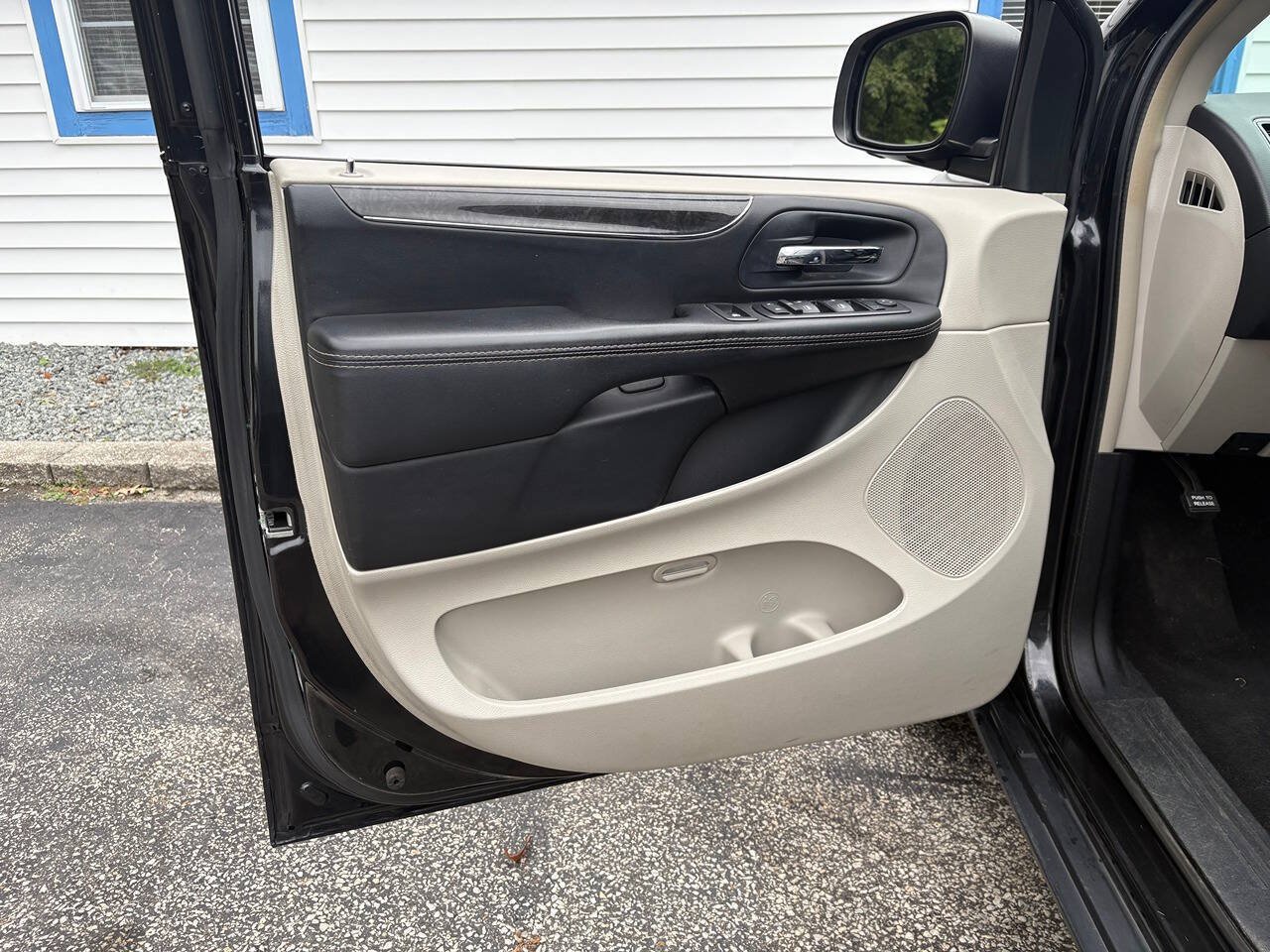 Used 2014 Chrysler Town & Country Touring-L w/ Driver Convenience Group FWD image 14