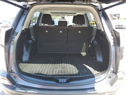 Used 2018 Toyota RAV4 XLE AWD/4WD image 9