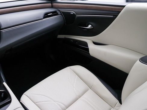 Used 2024 Lexus ES 300h w/ Luxury Package FWD image 19