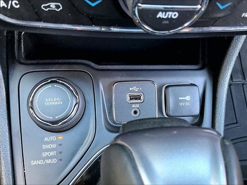 Used 2019 Jeep Cherokee Limited w/ Luxury Group AWD/4WD image 32