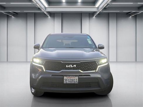 Used 2023 Kia Sorento LX image 2