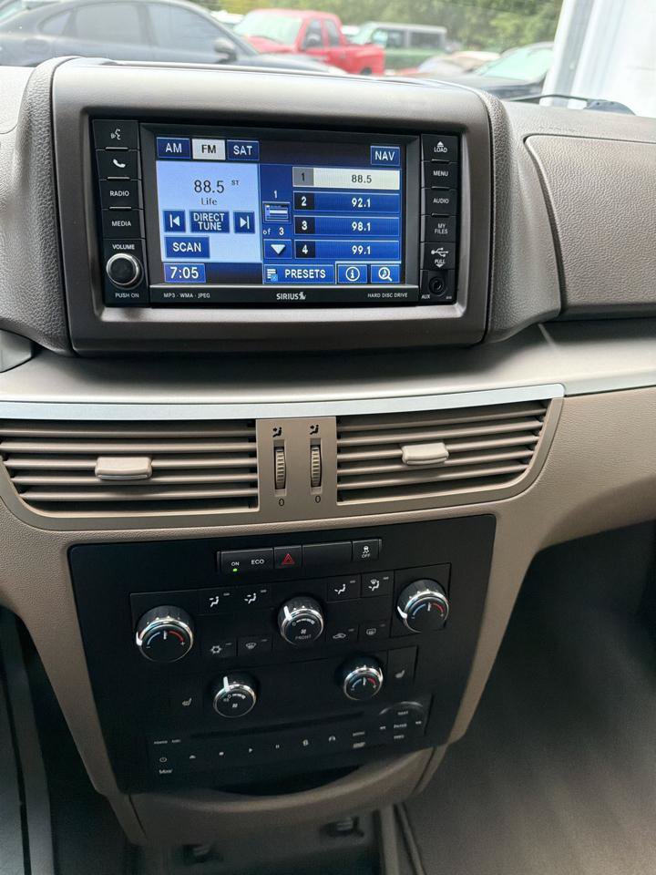 Used 2011 Volkswagen Routan SE FWD image 18