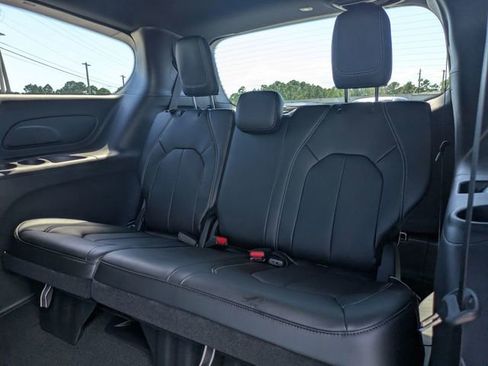 New 2025 Chrysler Pacifica Select image 30
