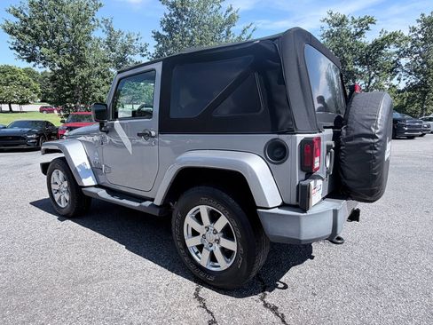 Used 2018 Jeep Wrangler Sahara w/ Dual Top Group AWD/4WD image 7