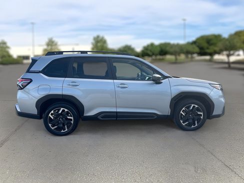 Used 2025 Subaru Forester Limited image 9