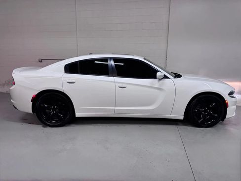 Used 2017 Dodge Charger SXT w/ Rallye Appearance Group RWD image 2