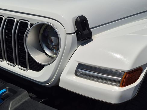 Used 2024 Jeep Wrangler Unlimited Sahara AWD/4WD image 9
