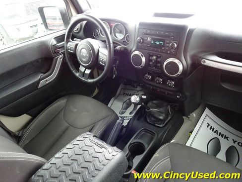 Used 2017 Jeep Wrangler Unlimited Sahara w/ Connectivity Group AWD/4WD image 14