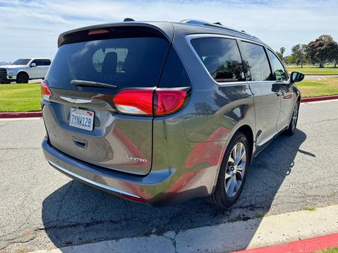 Used 2017 Chrysler Pacifica Limited FWD image 5