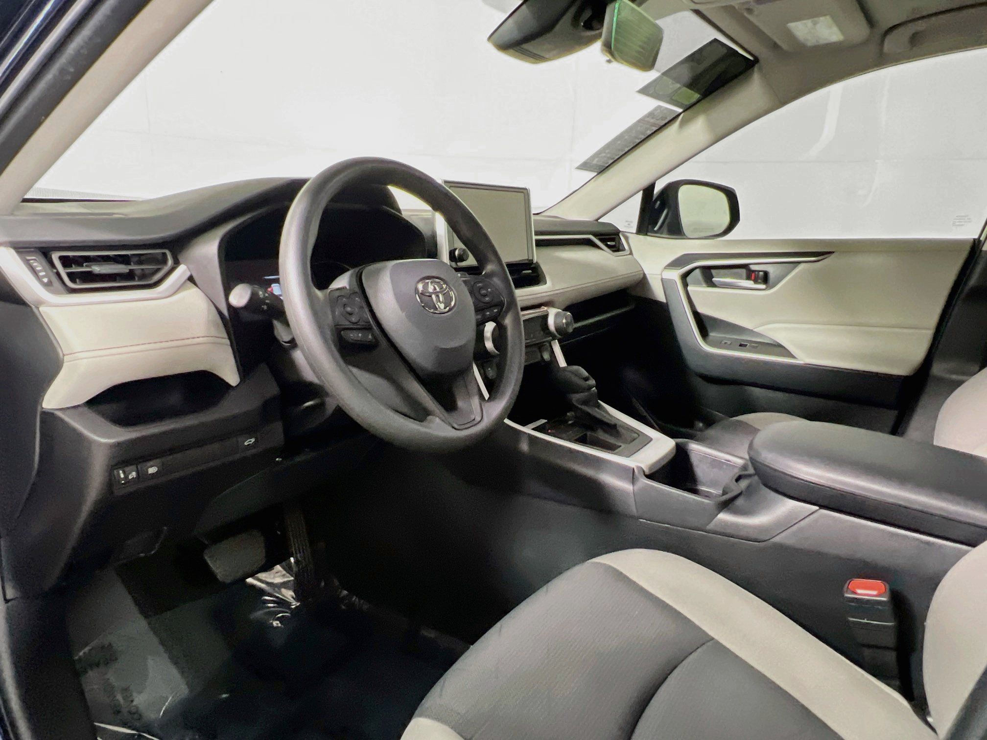 Used 2025 Toyota RAV4 XLE w/ Convenience Package FWD image 30
