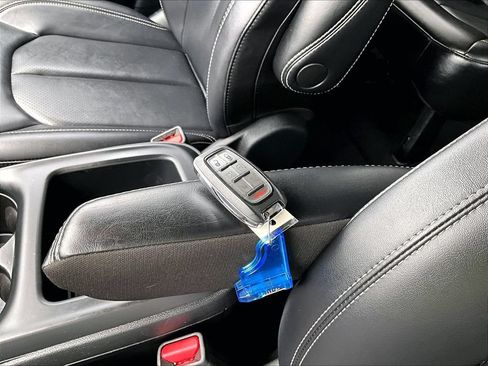 Used 2025 Chrysler Pacifica Select FWD image 37