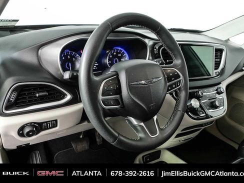 Used 2024 Chrysler Pacifica Touring-L FWD image 4