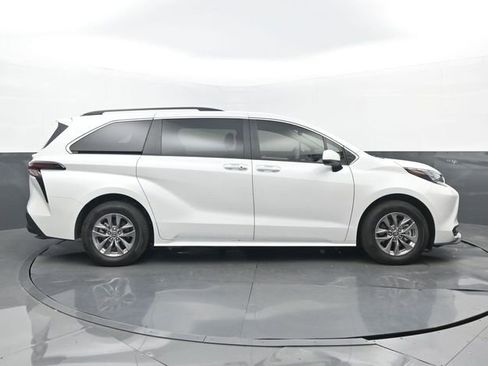 Used 2026 Toyota Sienna XLE FWD image 2