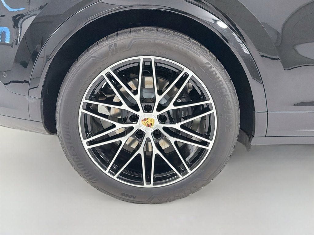 Certified 2024 Porsche Cayenne Coupe AWD/4WD image 35