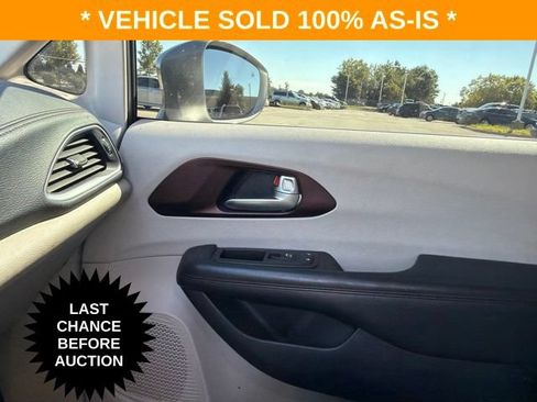 Used 2017 Chrysler Pacifica Limited w/ UConnect Theater Package FWD image 26