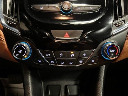 Used 2017 Chevrolet Cruze Premier image 40