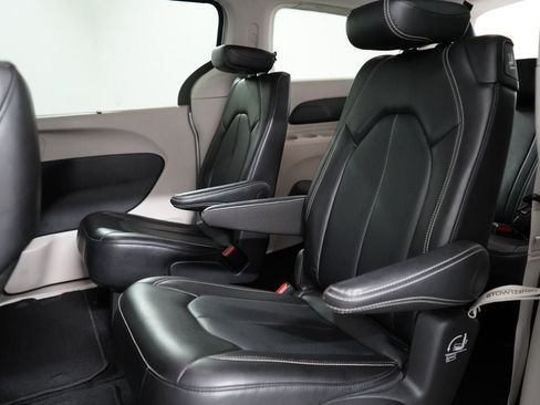 Used 2024 Chrysler Pacifica Touring-L FWD image 22
