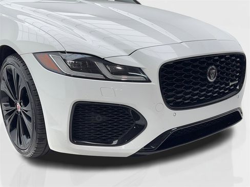 Used 2022 Jaguar XF R-Dynamic SE image 3
