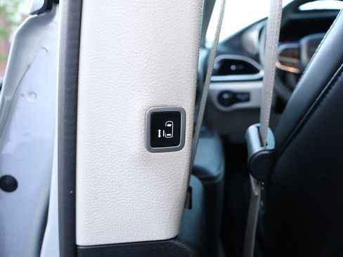 Used 2024 Chrysler Pacifica Touring-L FWD image 25