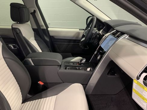 New 2025 Land Rover Discovery Dynamic SE image 14