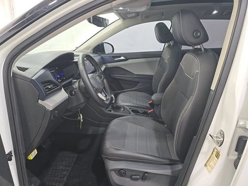 Used 2023 Volkswagen Taos SE w/ Panoramic Sunroof Package FWD image 3