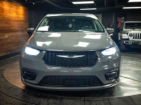 Used 2023 Chrysler Pacifica Touring-L image 4