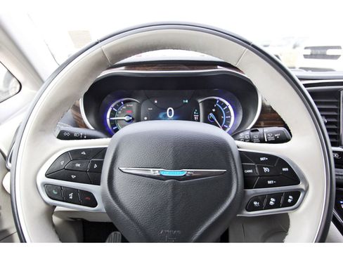 Used 2021 Chrysler Pacifica Limited w/ Uconnect Theater Family Group image 17