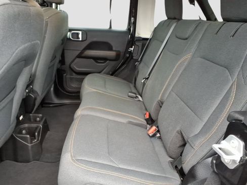 Used 2025 Jeep Wrangler Sahara image 14