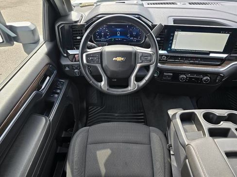 Used 2024 Chevrolet Silverado 2500 LT AWD/4WD image 3