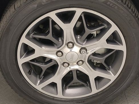 Used 2019 Jeep Grand Cherokee Limited image 31