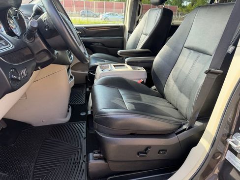 Used 2016 Chrysler Town & Country Touring w/ Driver Convenience Group FWD image 19