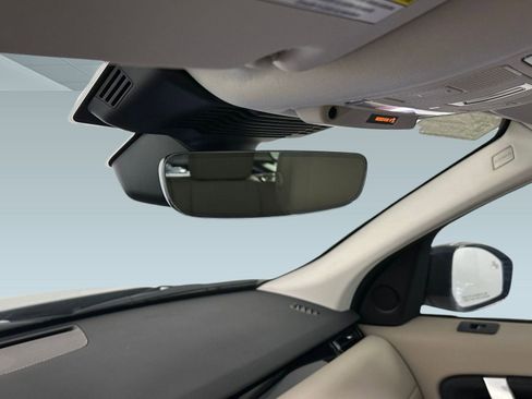 Used 2025 Land Rover Discovery Sport S image 17