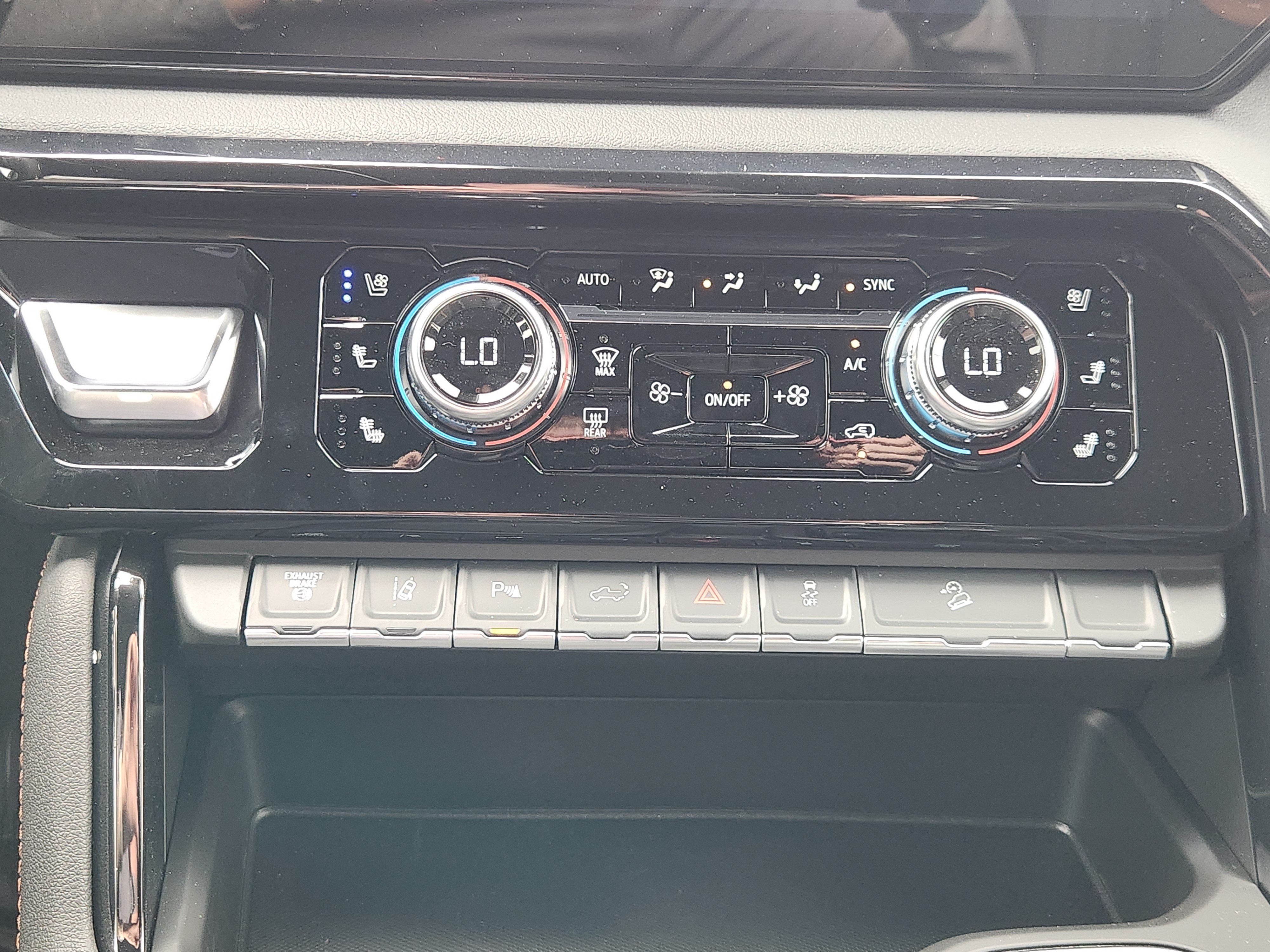 New 2026 GMC Sierra 2500 AT4 w/ Technology Package AWD/4WD image 15