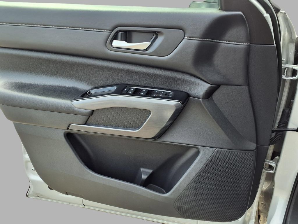 Used 2025 Nissan Pathfinder SL FWD image 20