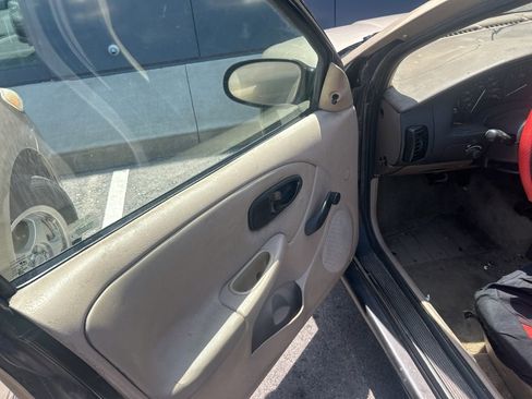 Used 2002 Saturn S-Series SL1 FWD image 8