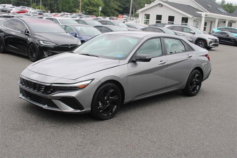 Used 2026 Hyundai Elantra Sport FWD image 4