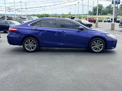 Used 2015 Toyota Camry SE w/ Moonroof Package FWD image 4