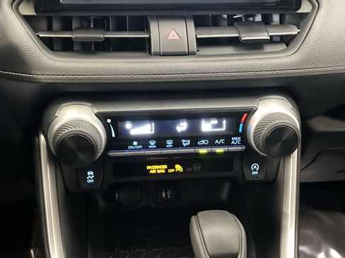 Used 2019 Toyota RAV4 LE w/ All Weather Liner Package AWD/4WD image 20