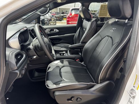 Used 2025 Chrysler Pacifica Limited FWD image 28