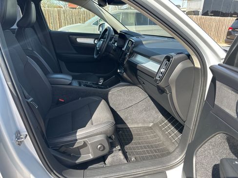 Used 2020 Volvo XC40 T5 Momentum image 22