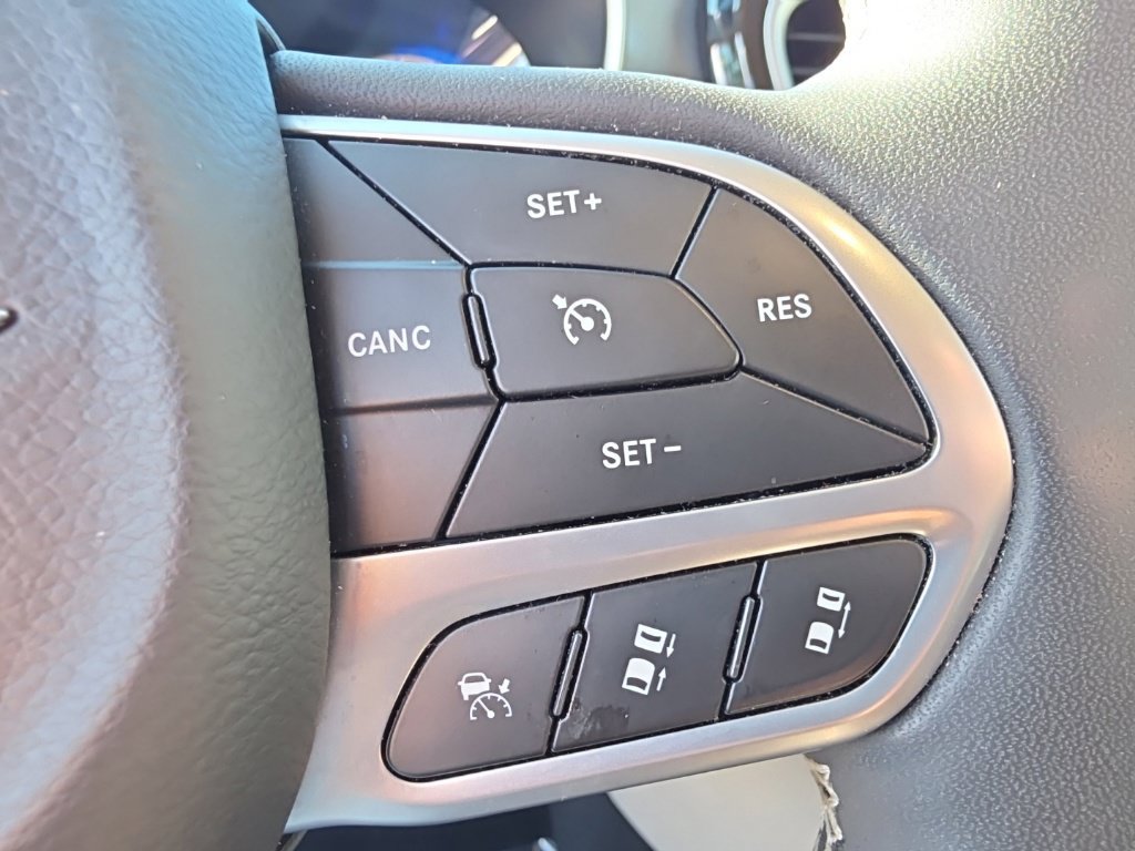 Used 2023 Chrysler Pacifica Touring-L FWD image 13